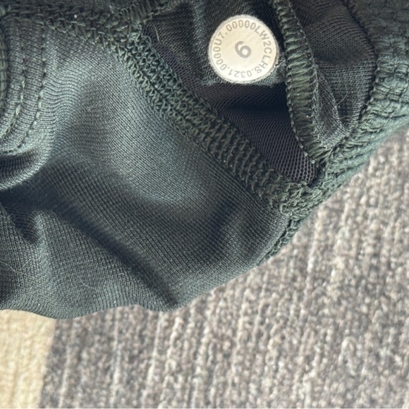 Lululemon Ribbed Train Bra - Size 6 - Picture 6 of 6